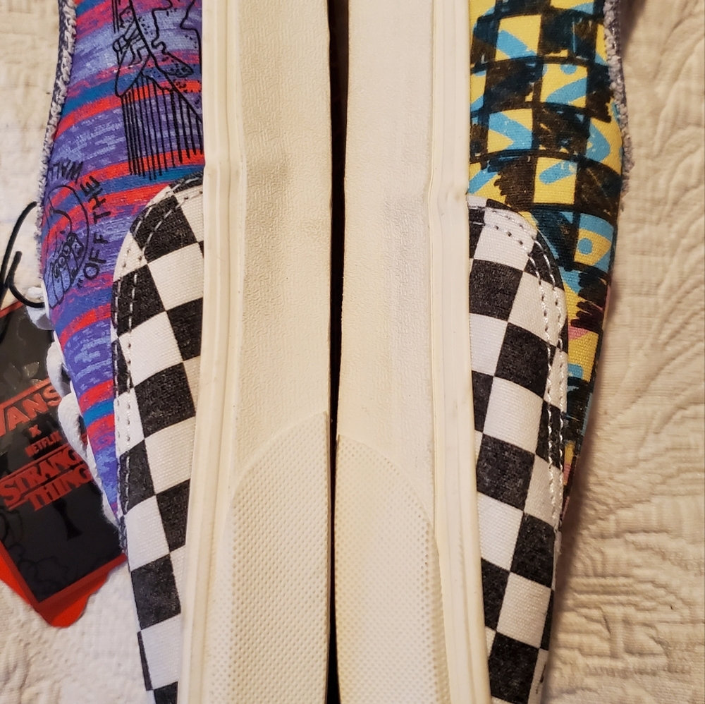 NWT Mens 9 1/2 'Stranger Things' Old Skool Vans - Picture 4 of 4